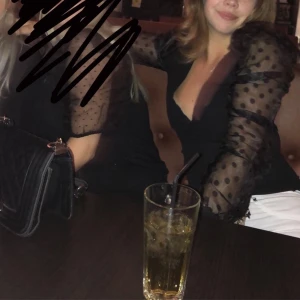 tröja med puffärmar - trendig tröja med puffiga ärmar!! de är genomskinliga och tröjan har lite urringning. den är perfekt för fest eller när man bara vill känna sig lite vardagsfin🥰 säljer pga att den inte kommer till användning!