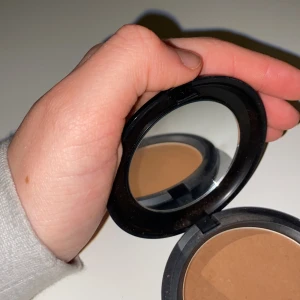 Bronzer - En bronzer från Mac i färgen ”Matte Bronze”. Den är använd max 5 gånger. Köpt för 280kr om jag inte minns fel, ge gärna prisförslag🥰
