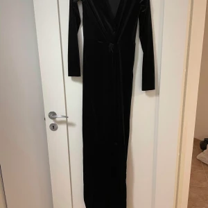 Långklänning - Långklänning i sammet med slits. Endast använd en gång 