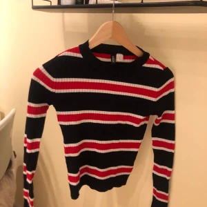 Långärmad  - Långärmad tröja från hm i bra skick. Den är i storlek XS men den funkar mig som har S/M, den är väldigt strechig. Nypris: 99kr. Pris: 65kr. Kan frakta men då betalar du frakt 🥰 kan annars mötas i Sthlm!