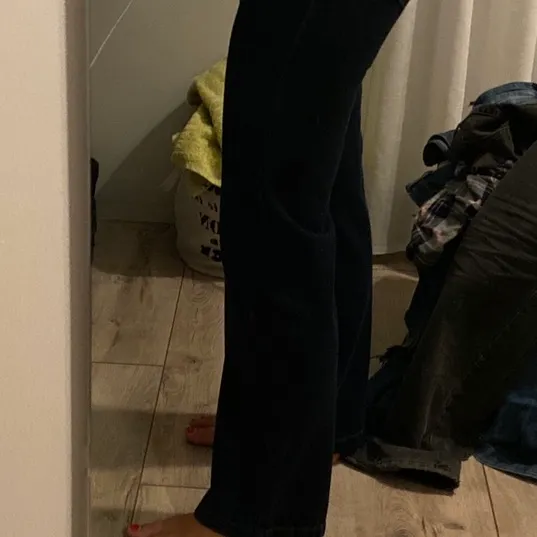 Säljer mina riktigt snygga jeans från forever 21 köpta i Mexiko men som tyvärr aldrig används, storlek 27 och längdmässigt sitter de perfekt på mig som är 172. Färgen syns lite tydligare på sista bilden, kom gärna med egna bud💕💕. Jeans & Byxor.