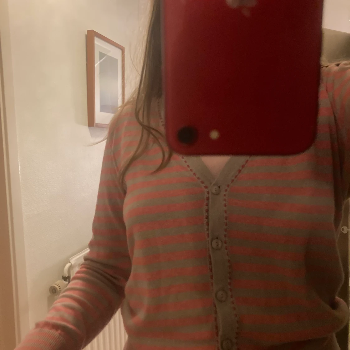 Grå och rosa kofta. 