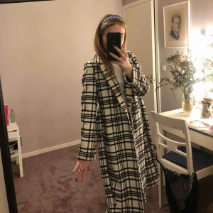 Jacka - Rutig kappa ifrån hm, använd ett fåtal gånger men inga fläckar eller skador. Köpt för 1000 kr för ett år sedan. Skriv vid frågor eller mer bilder! 