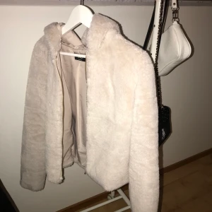 Pälsjacka - Pälsjackq köpt i Only, bra skivk använd några gånger. Den är jätte fin och användbar till vinter. Pris kan diskuteras 