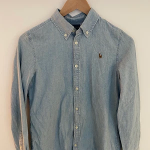 Ralph lauren skjorta  - Ralph lauren skjorta i Strl Xs, unisex. Använd 2 ggr och köpt för 1000kr. Säljer pga för liten🤍