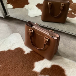 Michael Kors  - Handväska från Michael Kors. Ord pris 2000kr. Superfint skick då jag använt den enstaka gånger. Bud från 500kr!