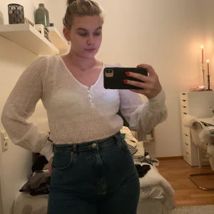 Vit topp från Bikbok - En topp från bikbok, bra skick och aldrig använd. I strl M. 