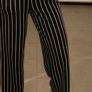 Striped pants i storlek S från Gina Tricot - Svart-vit randiga vida byxor i bra skick