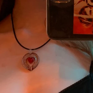 Hjärt halsband  - Köpt vintage, hjärtat är i glas. Frakt ingår