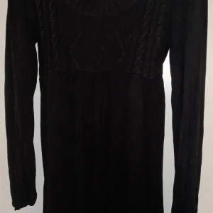 Stickad klänning - Skön o värm, fint stickat mönster på överdelen av klänningen