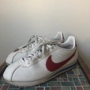 Nike cortez - Relativt använda Nike cortez i deras klassiska colorway.