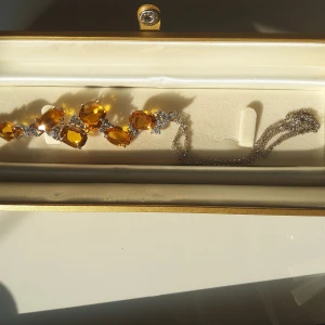 Fina smycken  - Halsband oanvänd ny priss 800 nu 400 kr.  Bälte oanvänd  i svarta parlor i storlek  justerbart 100 kr.   Halsband använd få gånger 30 kr.  Överlämnas bara i Stockholm med överenskommelse om plats mellan oss. Betalning är swish eller kontanter.