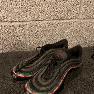Nike airmax 97 - Säljes Nike Airmax 97. Strl 44 passar 43. Skick- 8/10. Ny pris 1900kr. Säljes för 500kr eller bud. Skorna skickas mot avgift på 50kr.