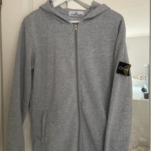 Stone Island hoodie - Säljer nu denna stone island hoodien, mycket bra skick! Skriv vid frågor eller intresse av fler bilder:)