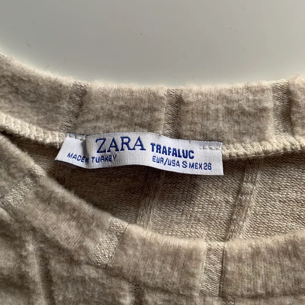 Ribbad topp från Zara i mjukt material💜 Semi croppad och passar fler storlekar då den är lite stretchig.  . Toppar.