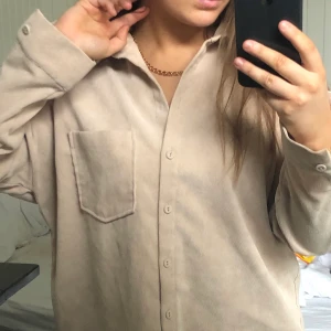 Manchesterskjorta  - En beige oversized skjorta i Manchester från Zara🧡 Bröstficka som detalj och klädda knappar i Manchester. Saknar en knapp näst längst upp (kolla på bilderna) men i och med att man oftast inte knäpper längst upp så har det inte vart ett problem för mig. Storlek M. Köparen står för frakten:)🧡 