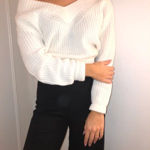 Stickad tröja  - Säljer en vit stickad tröja från HM. Den är lite croppad och går att använda både som off Shoulder och inte. Bara använd ett fåtal gånger!! Köparen står för frakt.