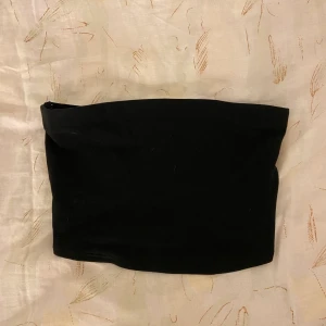 Svart Tubtopp  - Från h&m! Använd få gånger under sommaren då den är tyvärr lite stor för mig! 🤩 har blivit lite uttöjd 