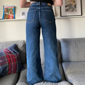 Weekday ACE jeans strl. 27/30 - Säljer mina weekday ACE jeans i storlek 27/30 (motsvarar troligen strl. 36). De är i användt men gott skick. Ser inget att anmärka på. Möjligen något uttänjda i midjan men bör krympa/ stramas år i tvätten (som jeans gör). Nypris var mig veterligen 500 kr. Jag är 165 cm men har relativt långa ben (som referens). Vid snabbt köp går det att pruta!    Är även öppen för byte! 