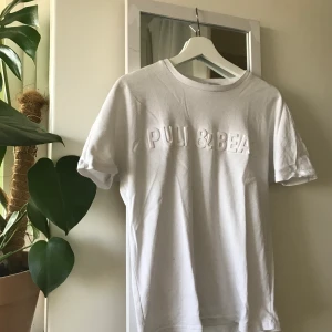 Pull & Bear tröja - Tröja från Pull & Bear med tryck. Köpt från herravdelning i storlek XS vilket motsvarar S/M från damavdelning. Köparen står för frakt.