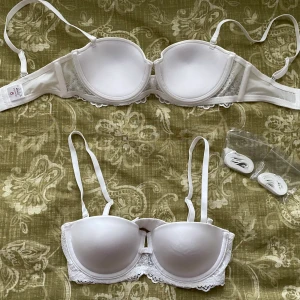 2 st vita bh 70A - ❗️BARA EN KVAR❗️2st helt nya (oanvända) vita bh i storlek 70A. De har lite spets på kanterna som ger lite spice!! Dessutom får du två extra band med köpet!
