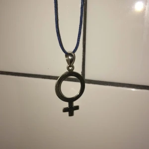  - Säljer ett halsband med kvinnomärket! Det blåa snöret kan man lätt byta ut till tex en kedja! Köparen står för frakt❤️