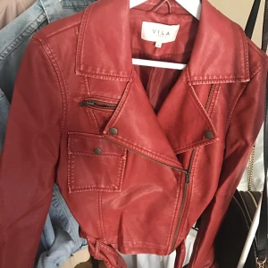  - Röd skinnjacka (ej äkta) från Vila. 