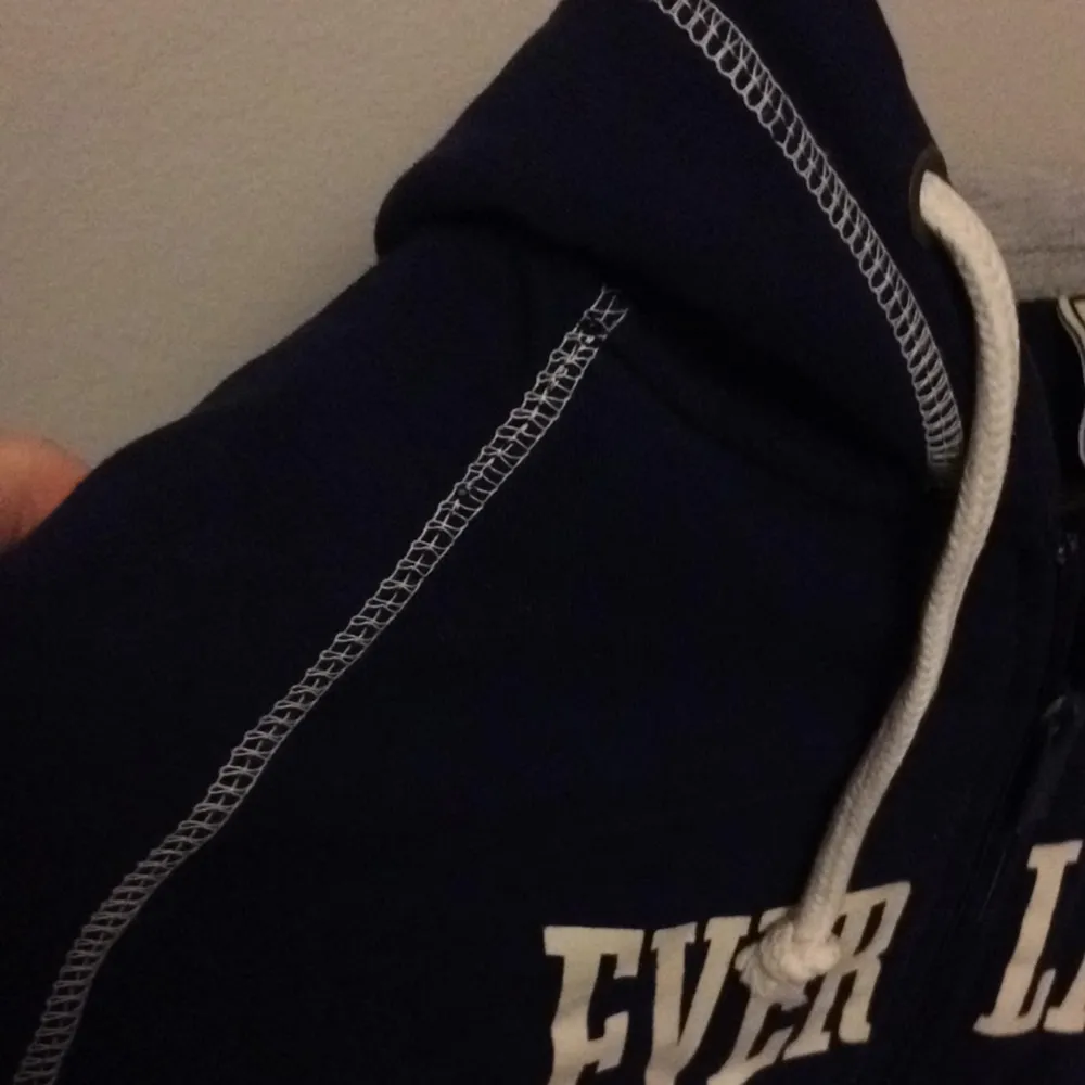 Mörkblå fin zip hoodie från everlast. Hoodies.