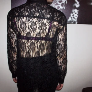  - Helt oanvänd Transparant skjorta med blommönster. Cheap Monday, köpt från Weekday. Storlek small.
Frakt kostar 30kr.

Kan mötas i Vallentuna, Täby C eller Vällingby C :)