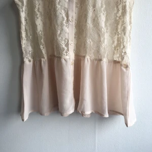  - Supersöt beige peplum top med spets