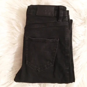  - Svarta jeans från Monki. Modell slim med hög midja. Ingen stretch. Färgens intensitet stämmer mer överrens på bild nr 2 än 1 😊 Både sköna och snygga! 