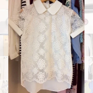  - En mycket fin blus i transparent framsida. Vackra blommönster framtill och på ärmar. Vintagefeel❤