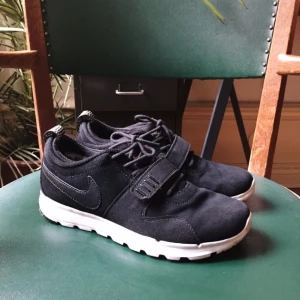  - Nike sb, använda vid något enstaka tillfälle, så i väldigt fint skick. Sköna och bekväma! Finns i centrala Stockholm! 