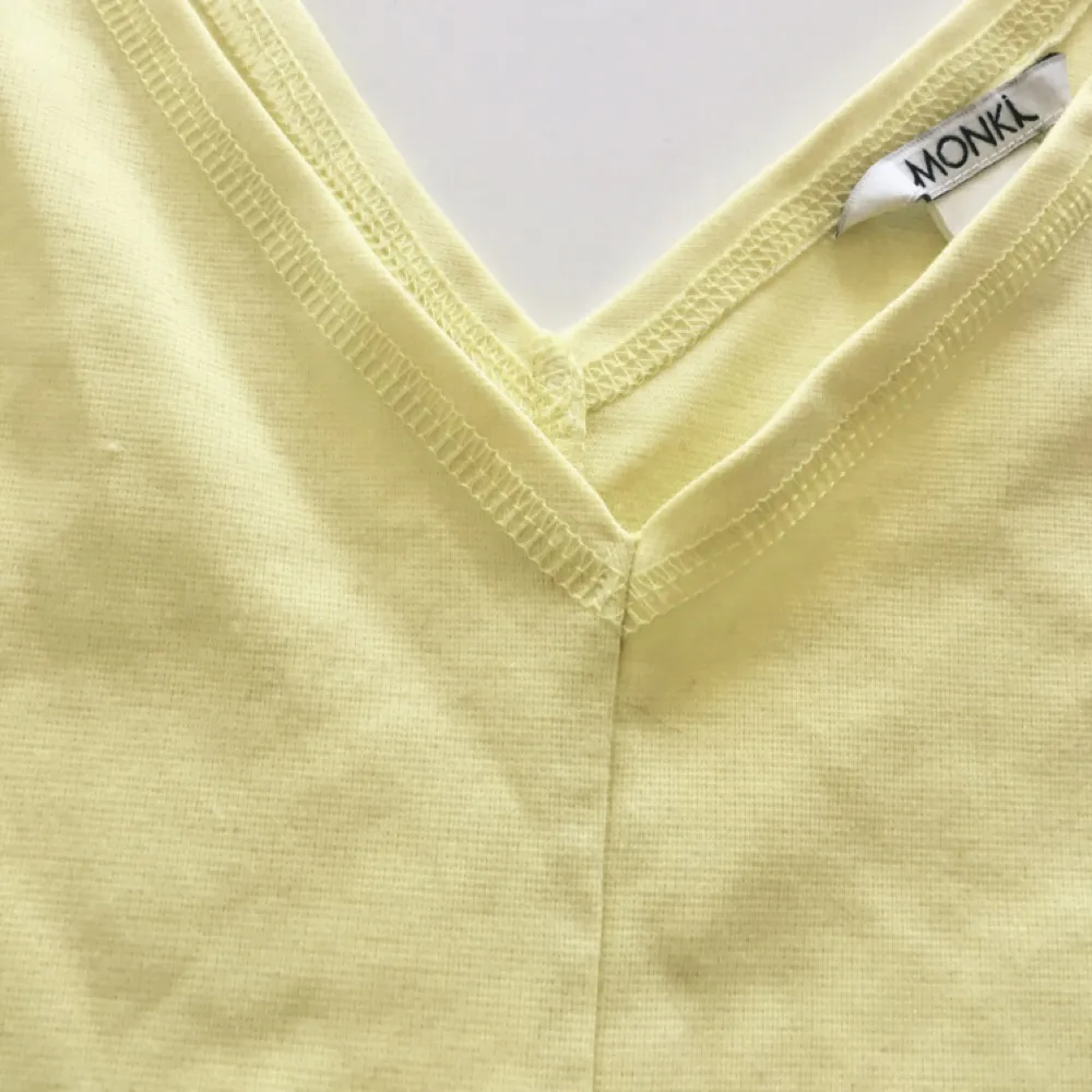 Jätte fint somrigt gult linne från monki. Aldrig använt🌸💛 Köpare står för frakt . Toppar.