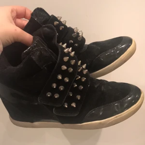  - Använda några gånger. Köpta på bubbleroom Storlek 38