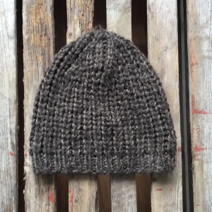  - Brun stickad mössa från hm.