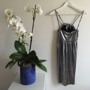  - Vacker glansig klänning i silver. Står XS i den men knappast nog passa både S och M. Gina Tricot