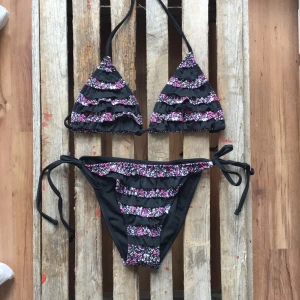  - Supersött bikiniset med blommor och volanger!