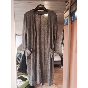  - Jätte fin längre kofta från bik bok, nypris 299:-