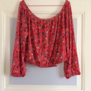  - 💐Singoalla topp med blomster all over, en topp som fångar uppmärksamhet💐  • Storlek: Large  • Märke: H&M  • Material: 95% viskos 5% elastan • Skick: Helt ny! • Övrigt: Inga skavanker, lapp lite riven • Frakt: 45kr 