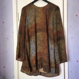  - Denna jättefina one teaspoon klänningen säljer jag pga har aldrig tillfälle att använda den... Den köptes för några år sen och användes en enda gång på ett bröllop. Armarna är "klockade" och den är v-ringad i ryggen ( men har testat och det fungerar finfint att ha v-ringningen framåt;)). Hoppas någon får mycket användning för den:')