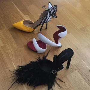  - Alla skorna kostar 100kr st exkl. frakt.  Från vänster till höger, bakre rad. Nelly platå kängor, ej läder, stl 38. Hot pink Nelly platå sandaler, stl 38. Topshop platåsandler, läder och trä, stl 38. Vita högklackade 3D-sandaler, stl 38. Gulsvarta pumps med fjärilsdetaj, ej läder (oanvända), stl 39. Svart strappy högklackad sandal, ej läder, (oanvända) stl 38. Jeffery Campbell Pumps med fjädrar fram, oanvända, stl us size 7- (SÅLDA)