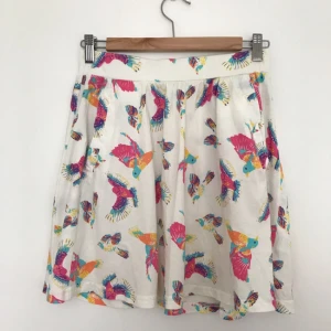  - Resåren är ca 34 cm bred outstretchad, ca 44 cm lång. En ficka på varje sida, placeringen synd på andra bilden. 100% bomull, inga skavanker