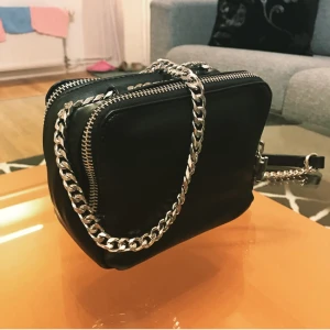  - Axelväska från Zara med 2 dragkedjor. Aldrig använd 