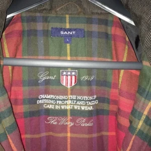  - Vinterjacka Gant. Storlek L, ordinarie pris 4500:-, avtagbar luva, mörkbrun. Prutat och klart.