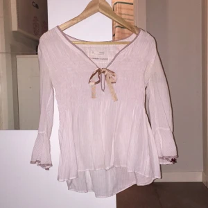  - En "klassisk" oddmolly blus i storlek XS. Använd kanske tre gånger då jag köpte den till en bröllop. Köptes för 1200, säljer för 300. Du stör för frakten. 