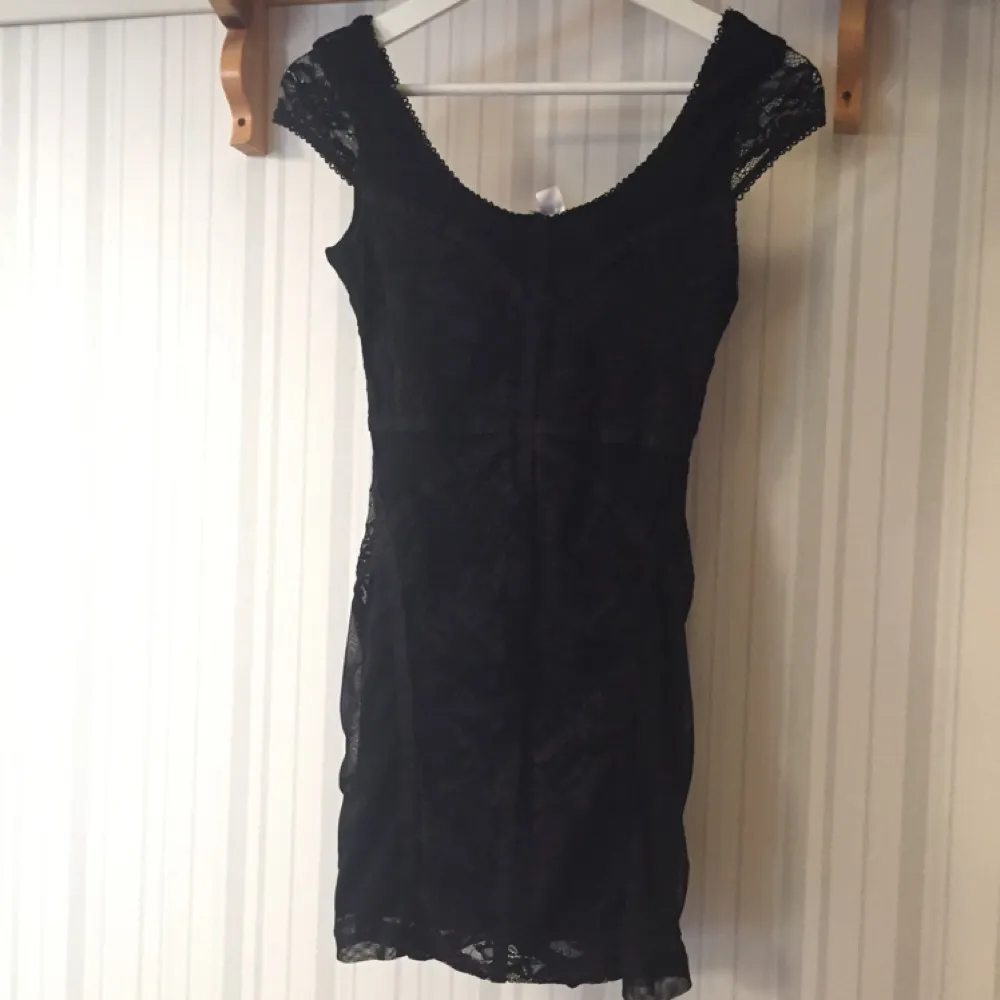 The Little Black Dress i spets från H&M. Står ingen storlek i klänningen men passar XS bäst. 40kr +frakt. Klänningar.