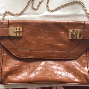  - I stort sett ny handväska från miss selfridge, använd vid ett bröllop. Köpt på zalando. Inte riktigt skinn. Ett stort fack och ett litet med lås. Tjusig och snygg till festen!  