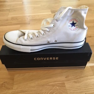 - Helt oanvända, vita converse storlek 44 (10,1/2). Säljes pga fel storlek.   Fraktas, kan eventuellt mötas upp i Stockholm. Betalning med swisch, kontant eller kontoinbetalning. 
