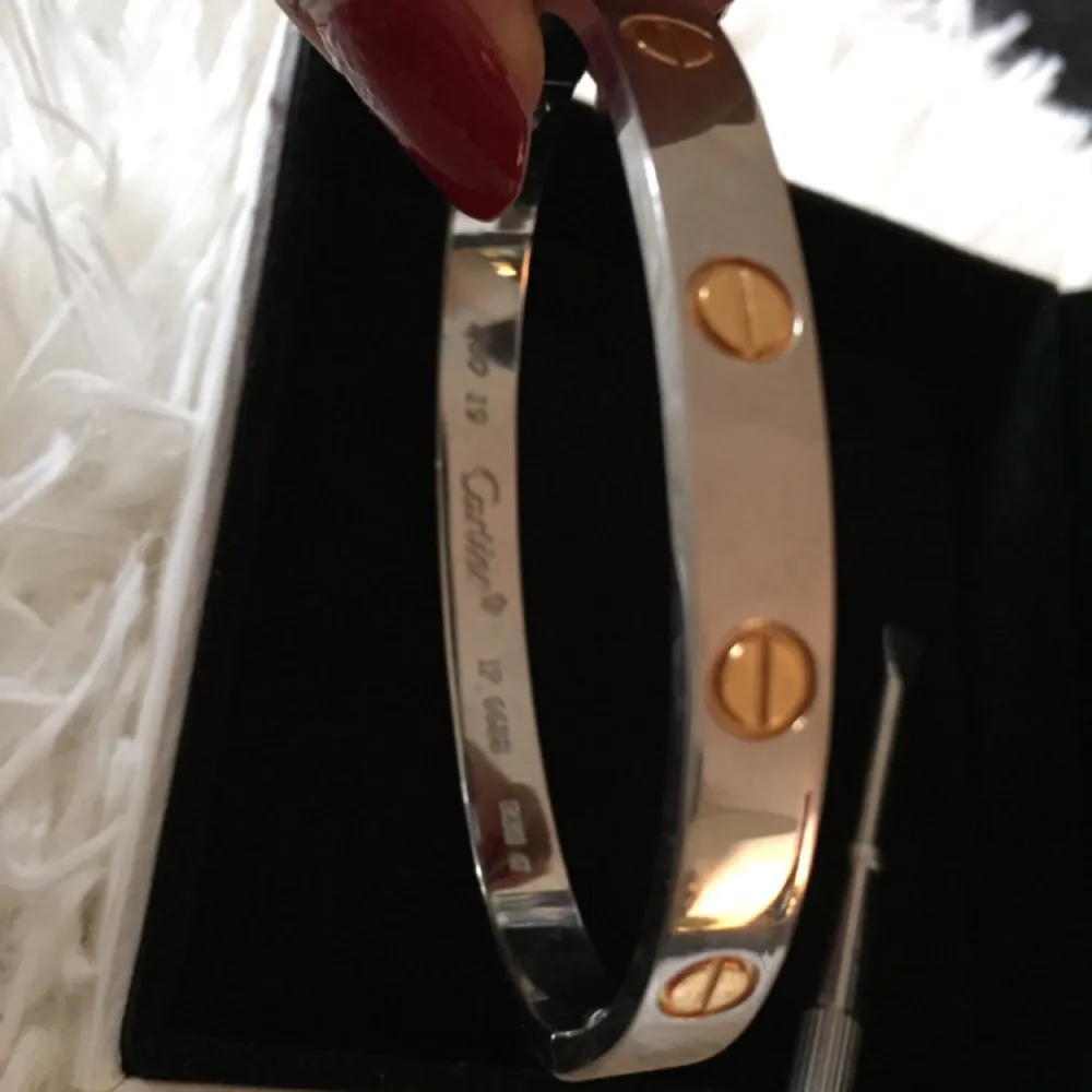 två tonar Cartier LOVE armband kopiera klass A med två skruvar storlek 19cm sin nya aldrig använda den, är rostfritt stål det inte får rost eller ändrat färg mycket bra smycke material.. Accessoarer.
